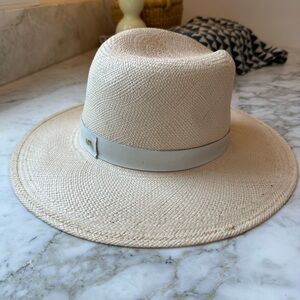 Janessa Leone Aisley hat